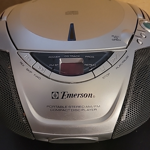 Emerson Portable Stereo am/fm Compact Disc Player - Picture 12 of 16